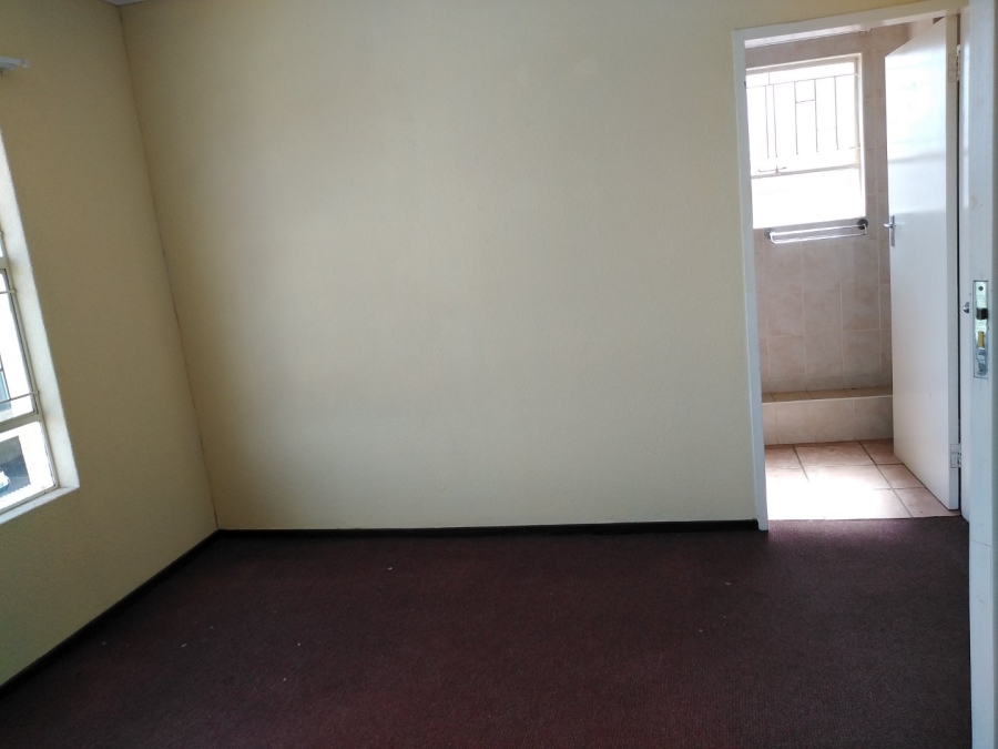 To Let 1 Bedroom Property for Rent in Kannoniers Park North West